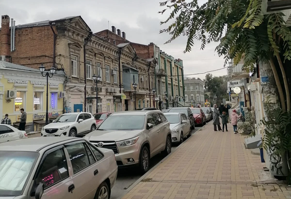 Отец с сыном-подростком пристают в центре Ростова к обеспеченным женщинам и просят у них денег