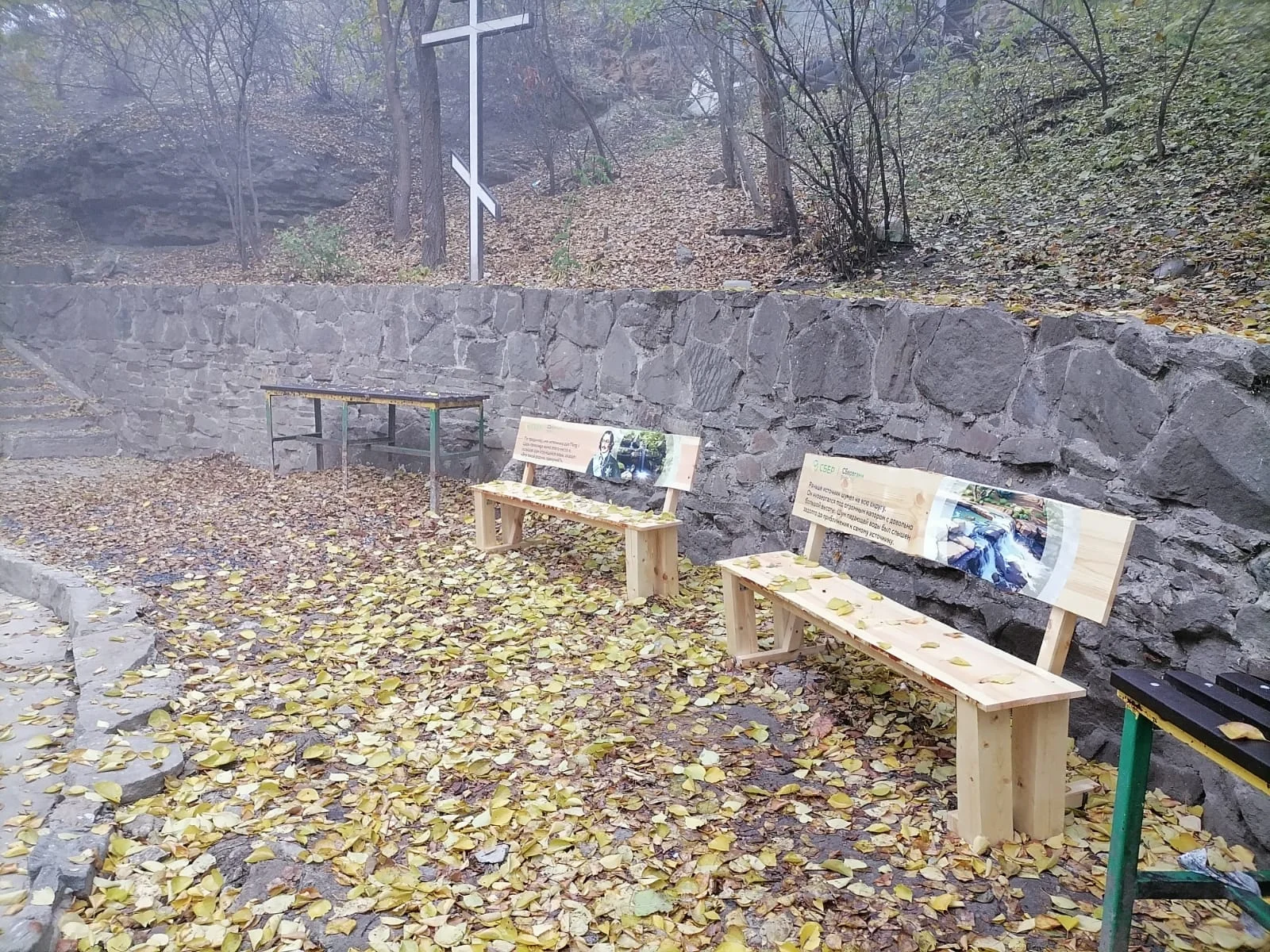 Четыре креативные скамейки установили на роднике Гремучий в Ростове волонтеры