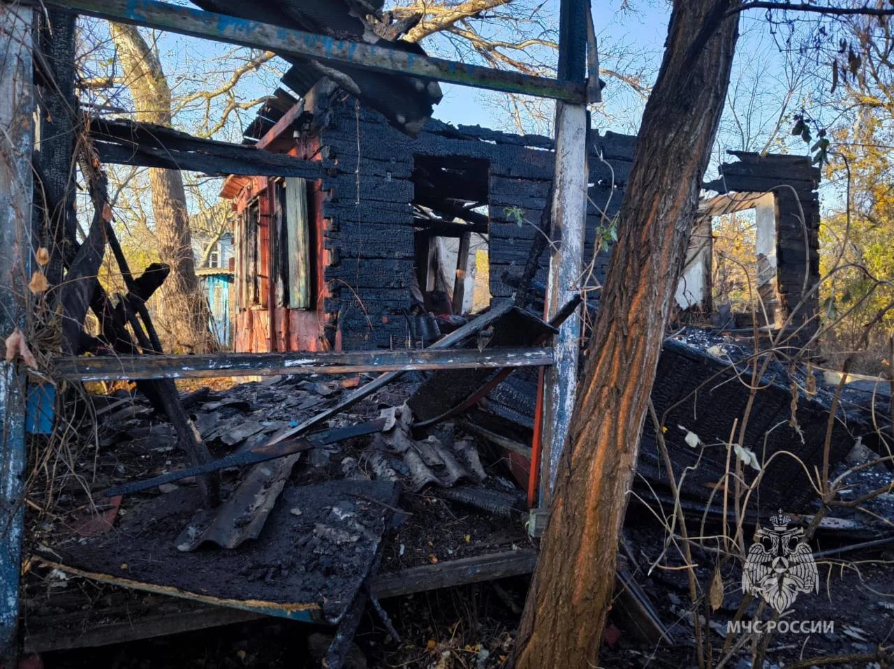 В Азовском районе мужчина зажив сгорел в доме