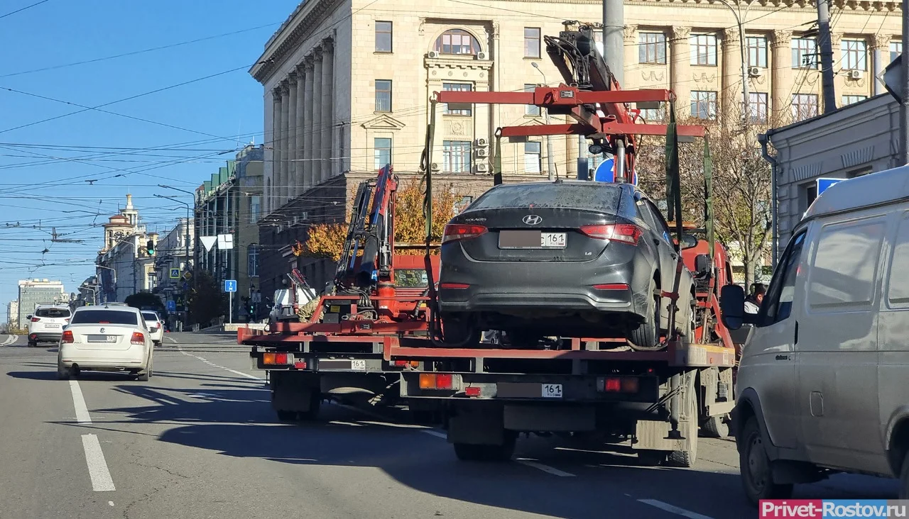 В Ростове заметили новогодний эвакуатор с «Ладой» на крыше