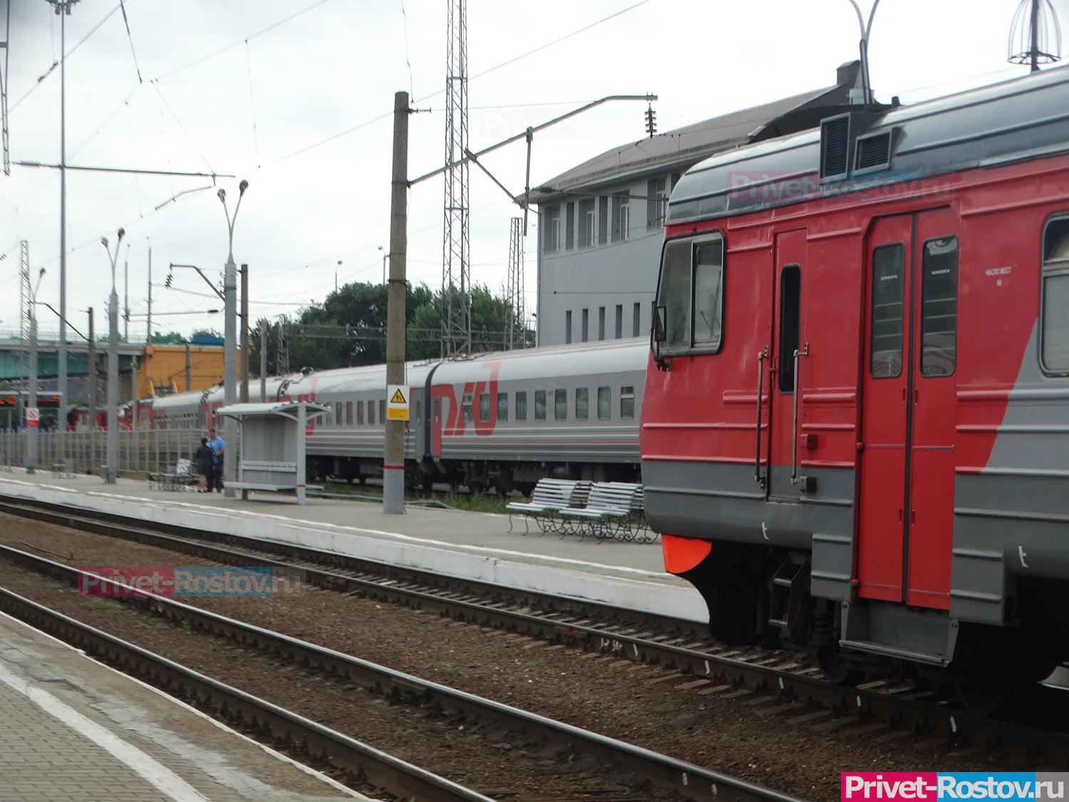 На колесах у локомотива в Ростовской области нашли 10 подозрительных предметов