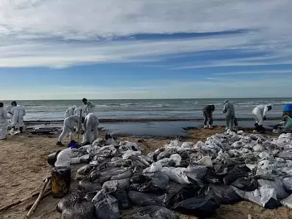 Группа из 53 донских спасателей отправилась в Краснодарский край убирать мазут