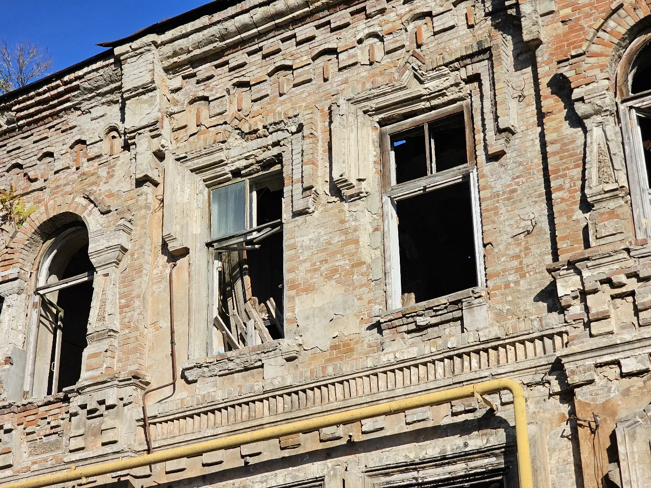 Власти Таганрога ввели режим ЧС для домов, пострадавших при атаке БПЛА