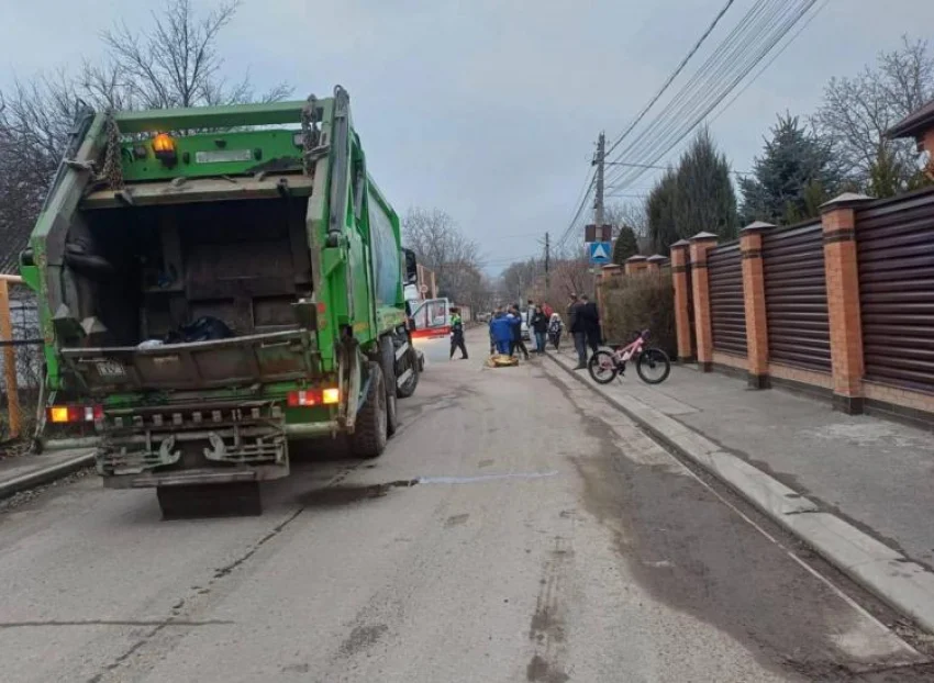 В Ростове на улице Фасадной под колесами мусоровоза погибла 66-летняя женщина