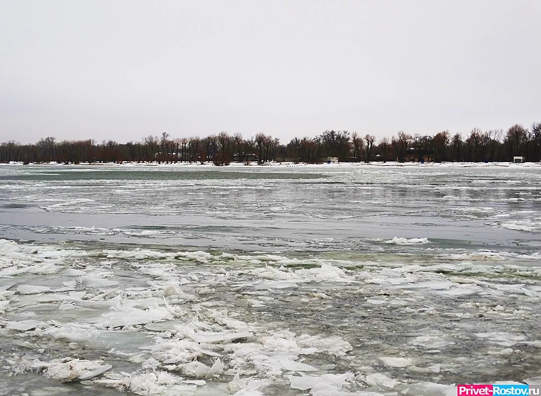 На льдах Таганрогского залива горожане строят ледяные башни