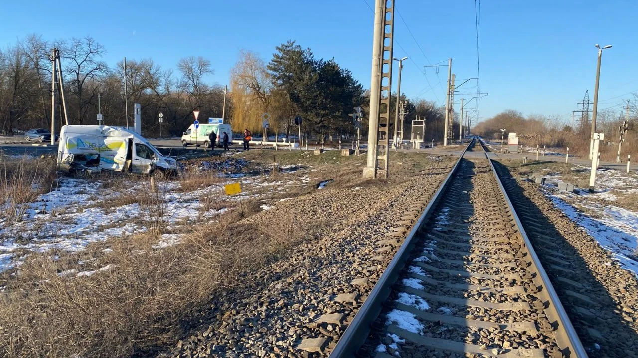 Электричка и автомобиль столкнулись в Ростовской области