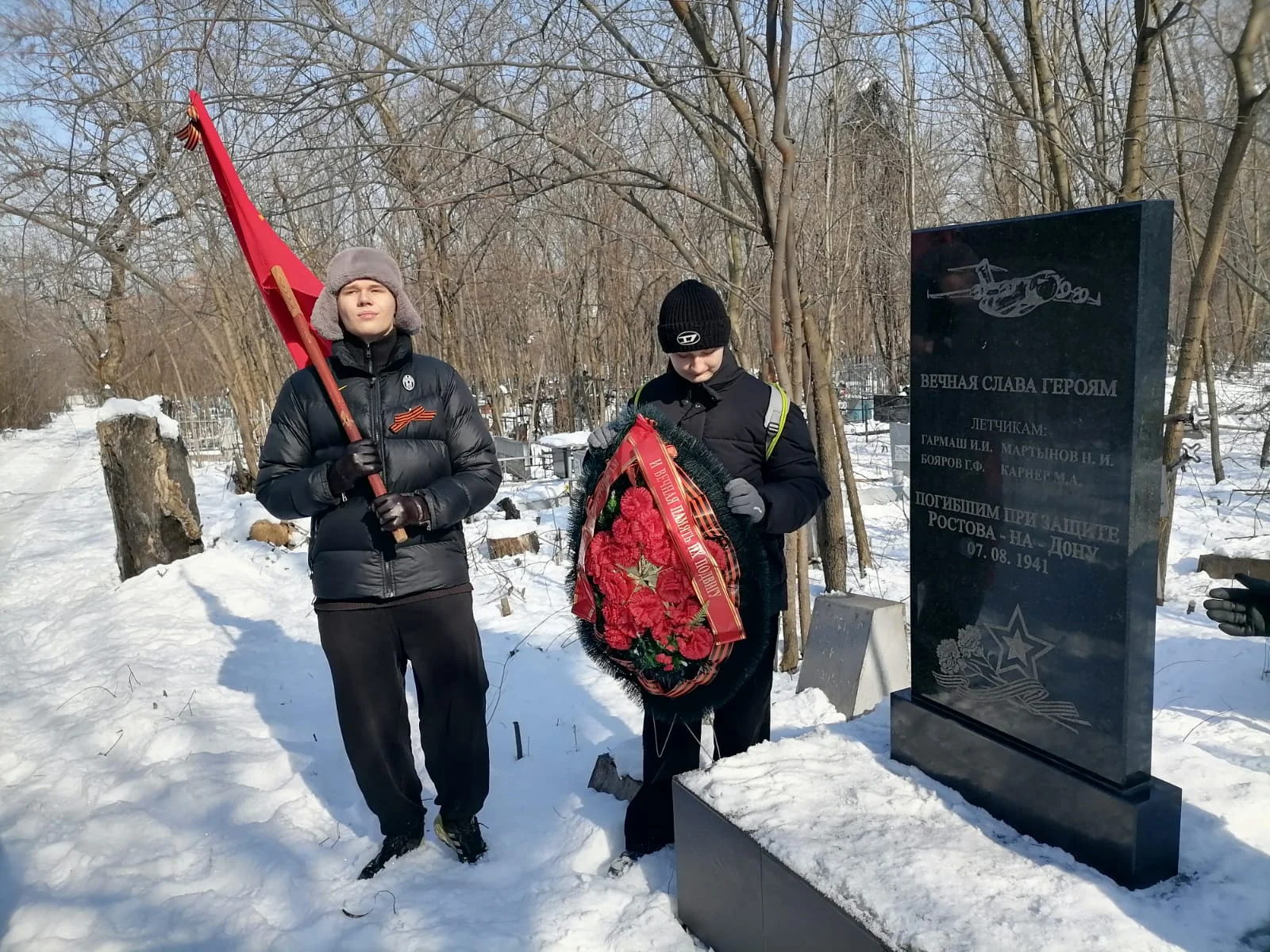 Скандал вокруг памятника советских летчиков на Братском кладбище: на памятнике изображен не советский «ЕР-2», а американский «Глобалмастер»