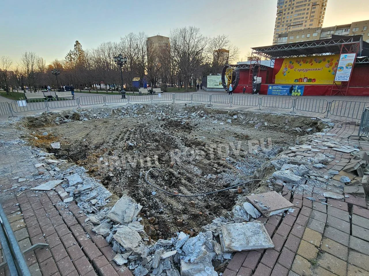 В парке Плевен на ЗЖМ снесли фонтан «Балерина и саксофонист»