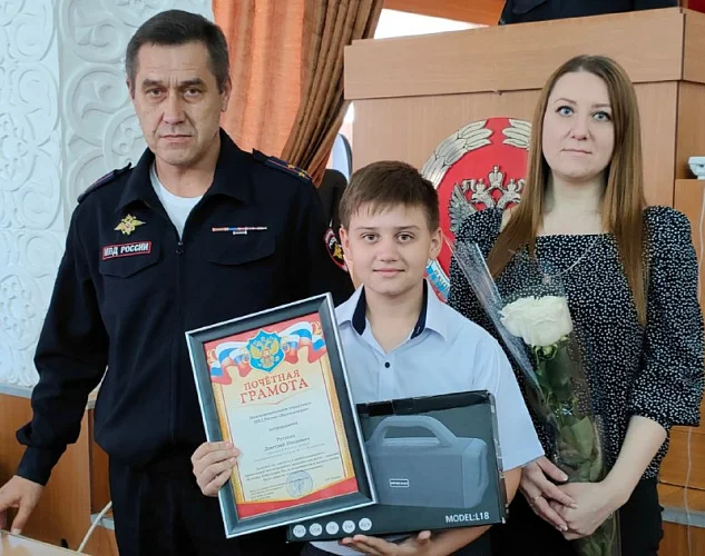 Защитившего девушку от маньяка 10-летнего Диму, наградили в Волгодонске