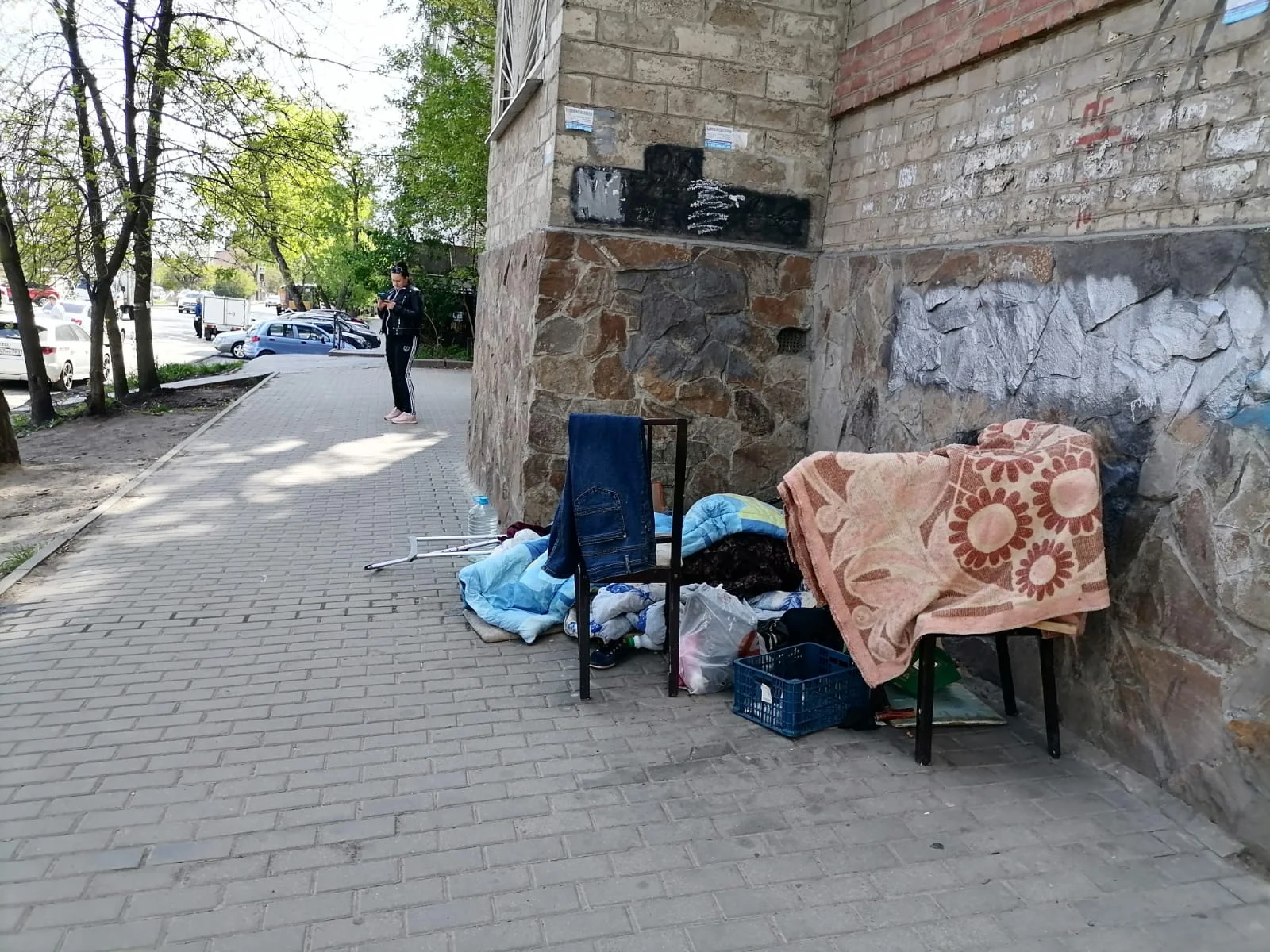 В Ростове на улице Профсоюзной бездомные в одеялах пугают прохожих