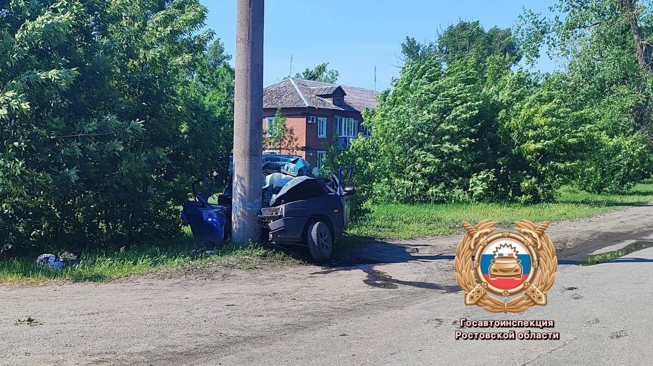 В Шахтах легковушку намотало на столб, двое погибли