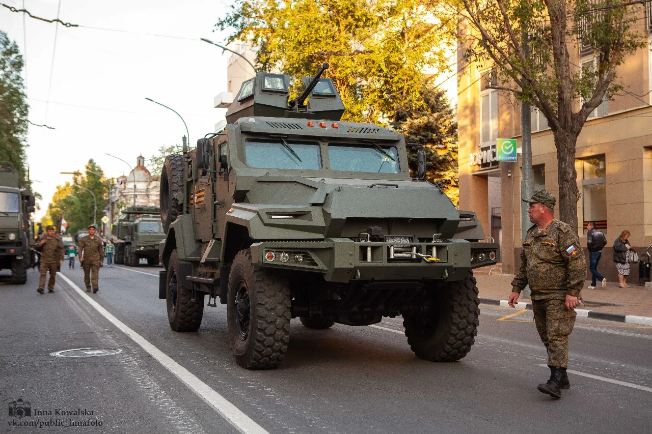 На Дону военные выяснили причину скопления бронетехники на левом берегу в Ростове
