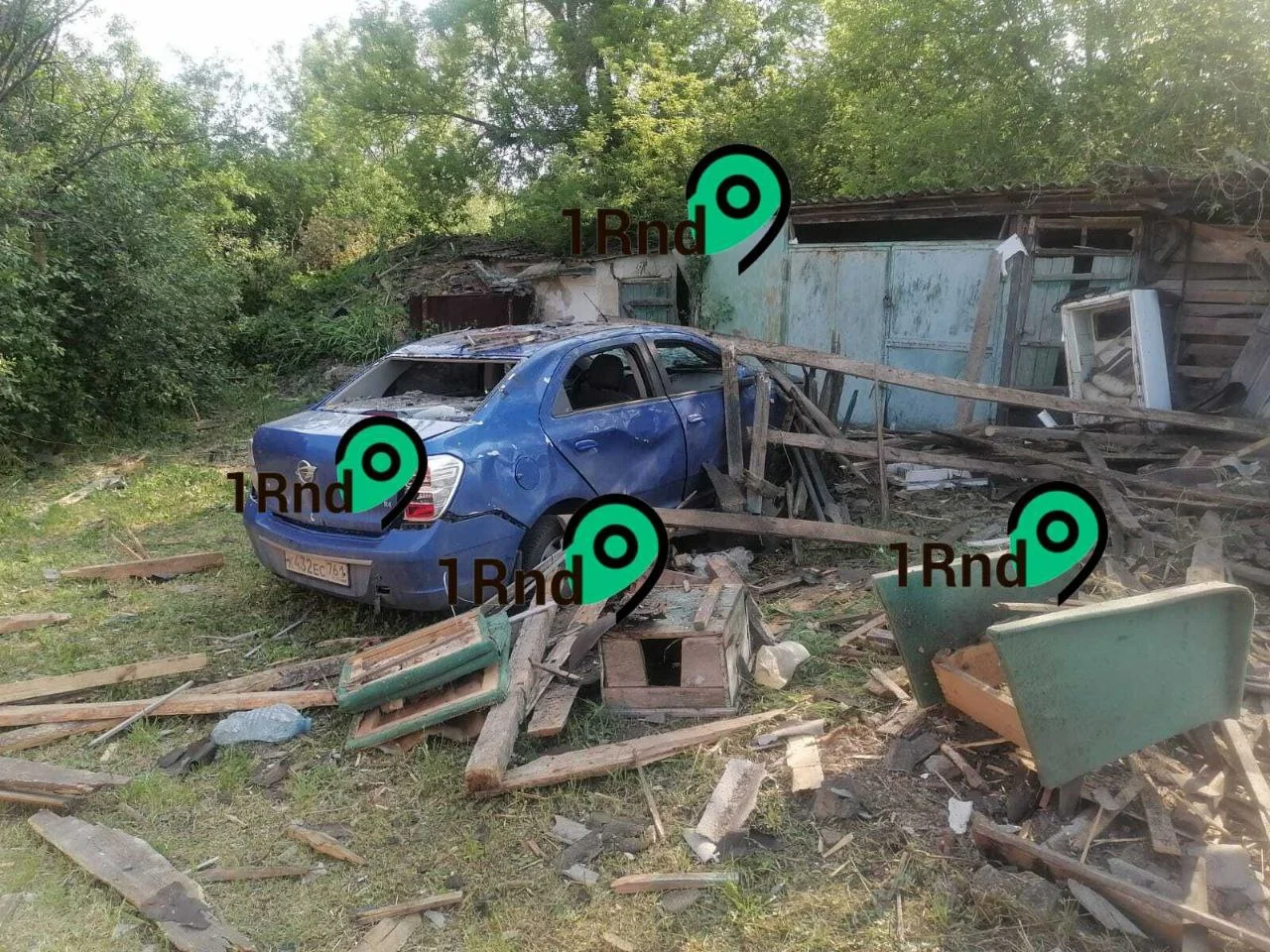 Жители показали разрушенные дома и машины в Ростовской области после атаки