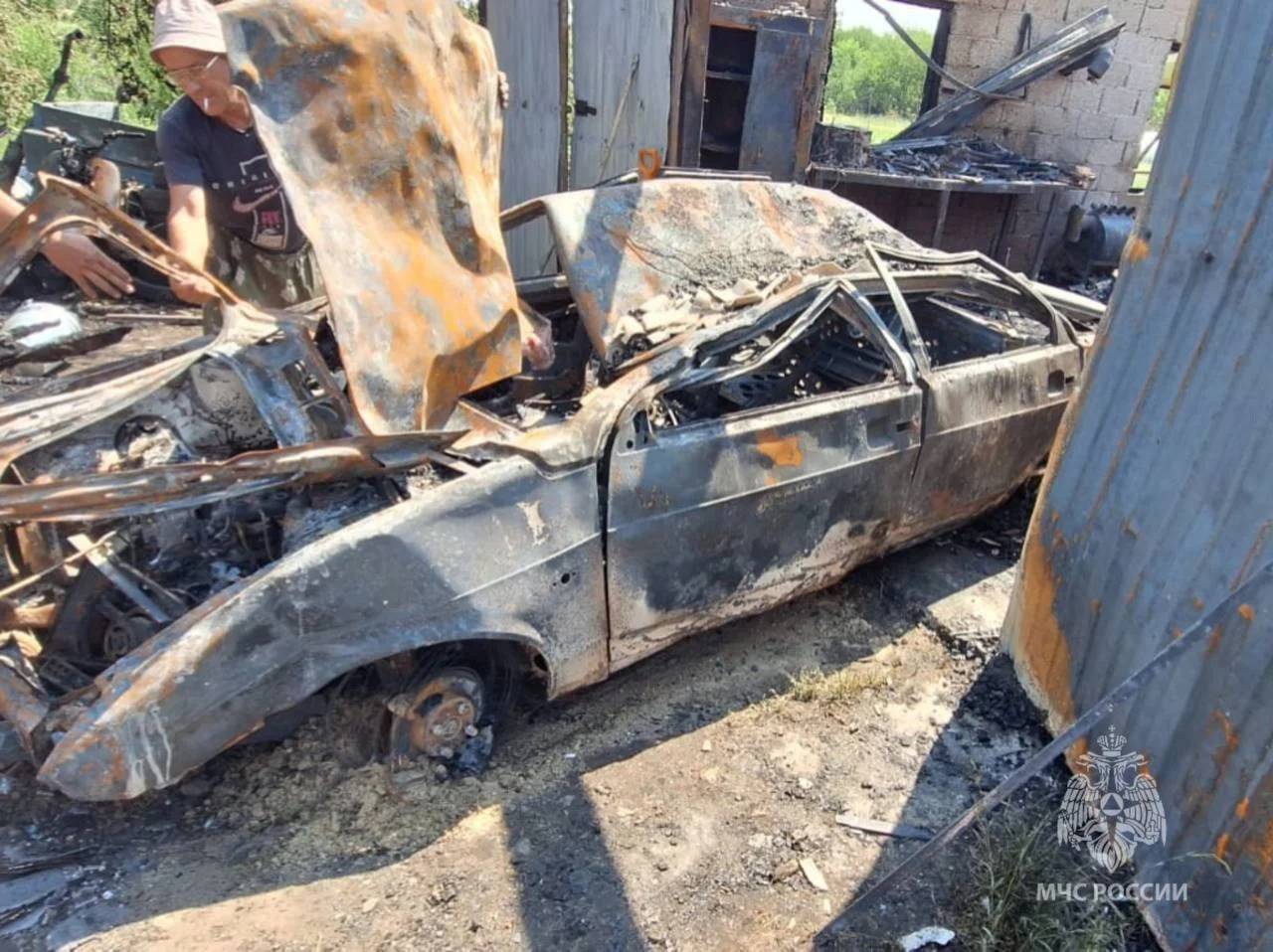 В Старочеркасской мужчина получил ожоги при пожаре в гараже из-за зажигалки