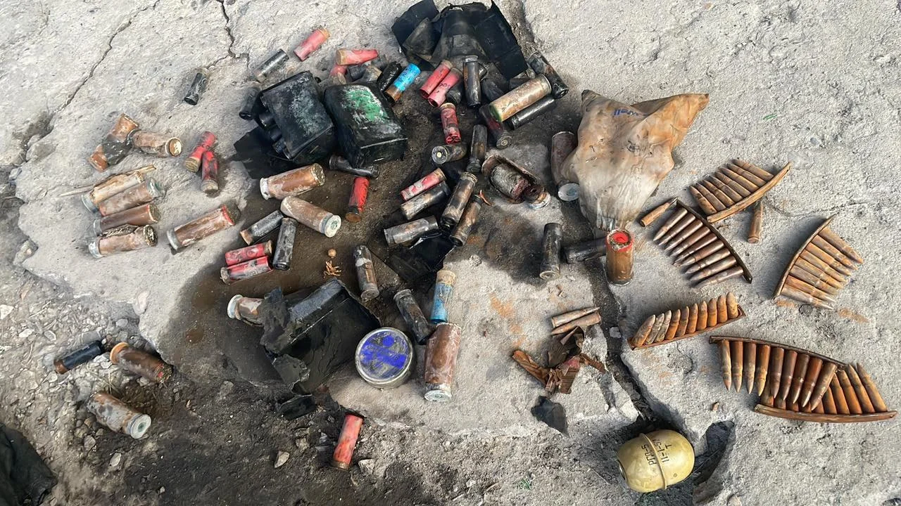Мужчина выловил предметы, похожие на патроны и гранату из водоема в Ростове