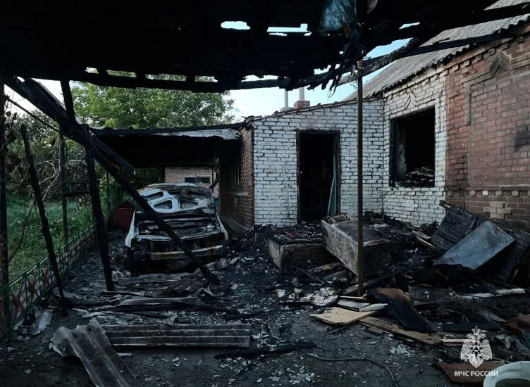 В Сальске пожарные спасли мужчину из горящего дома, вытащив его через окно