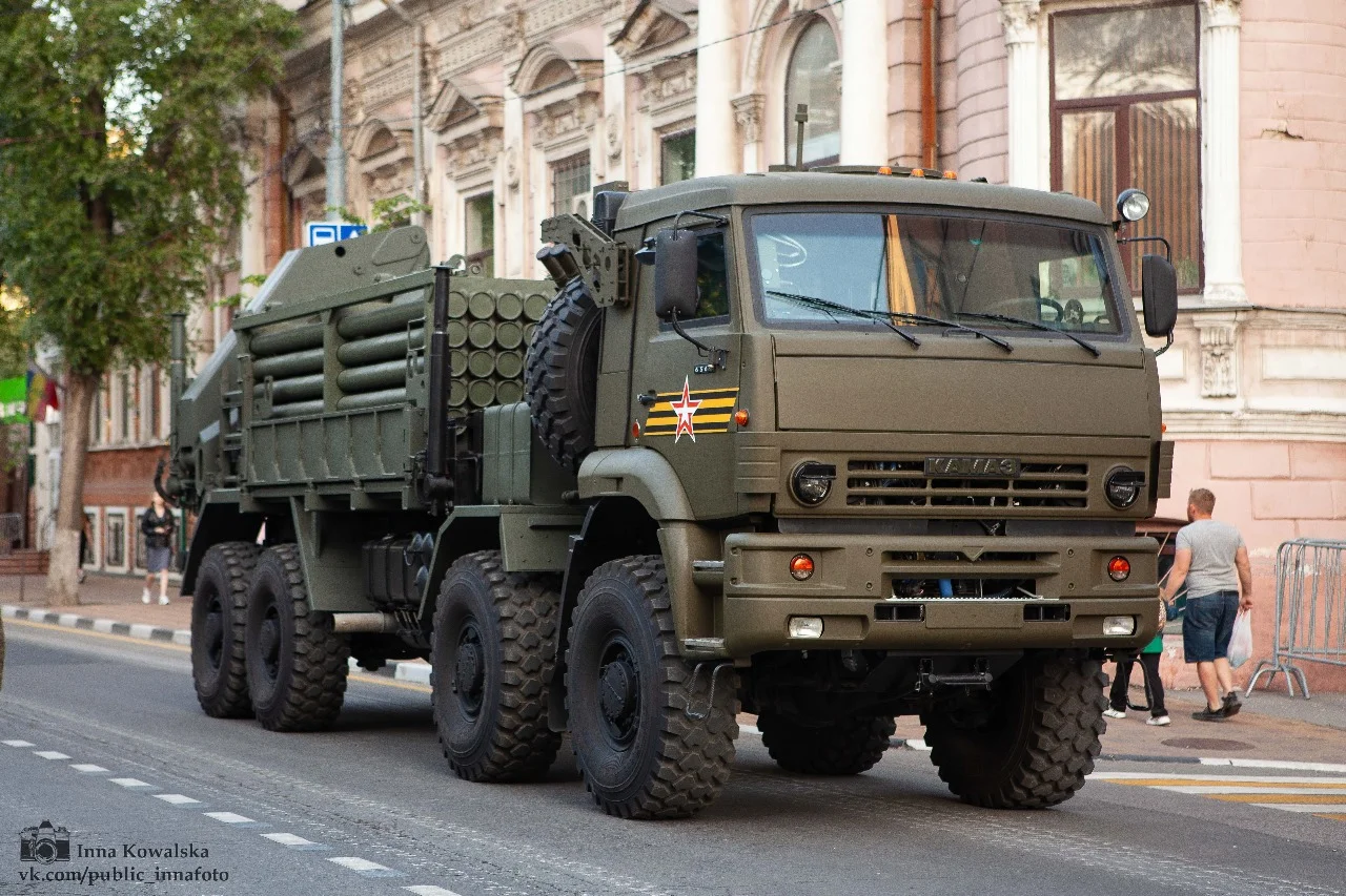 Жителям Ростова назвали причину скопления военной техники на левом берегу Дона