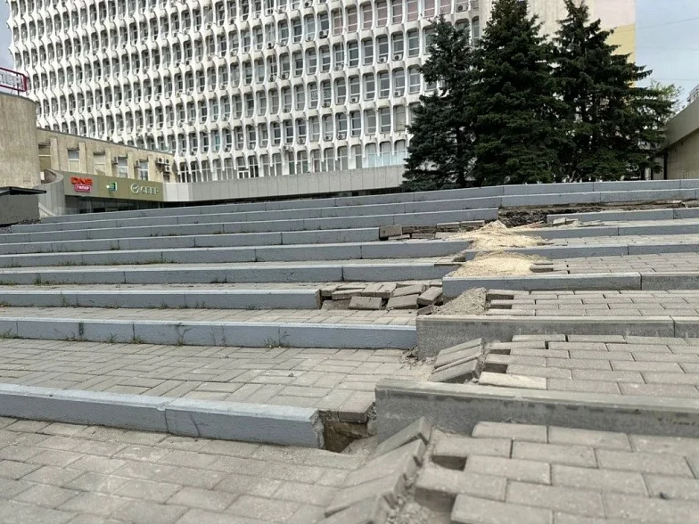 В Ростове восстановят лестницу у Дома профсоюзов разрушенную из-за ларьков