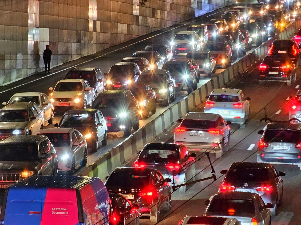 В Ростове автомобилям ограничат движение по 25 улицам летом