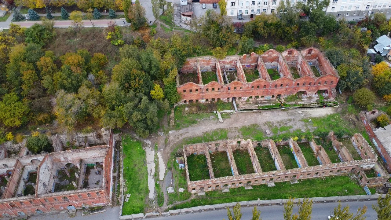 После скандала на Парамоновских складах не смыли сажу со стен