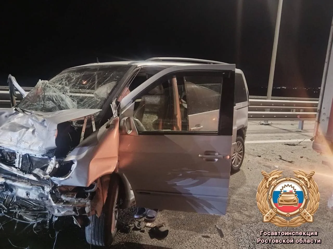 Водитель Mercedes врезался в отбойник и умер, столкнувшись с фурой под Ростовом