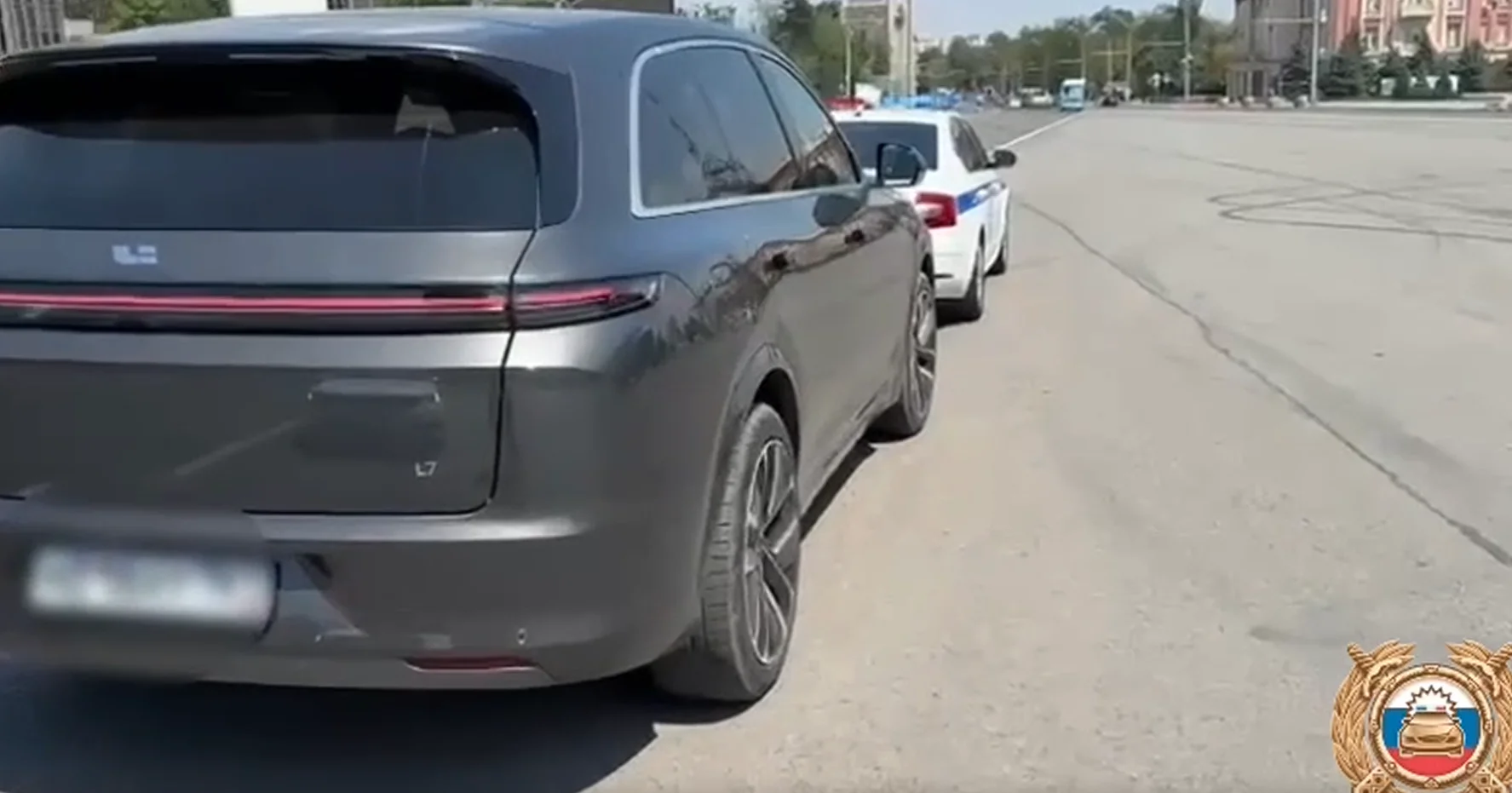 Автоледи в Ростове оштрафована за проезд по пешеходной зоне на Театральной площади