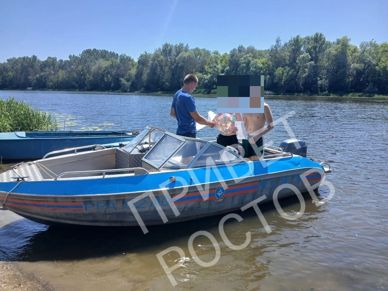 Подростки в Ростовской области положили шину на рельсы и остановили поезд