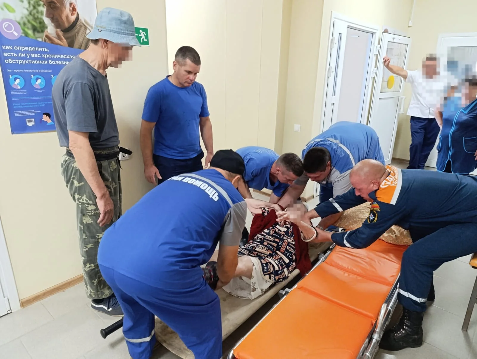 Узкий лестничный пролет на Дону стал преградой для носилок с пациенткой