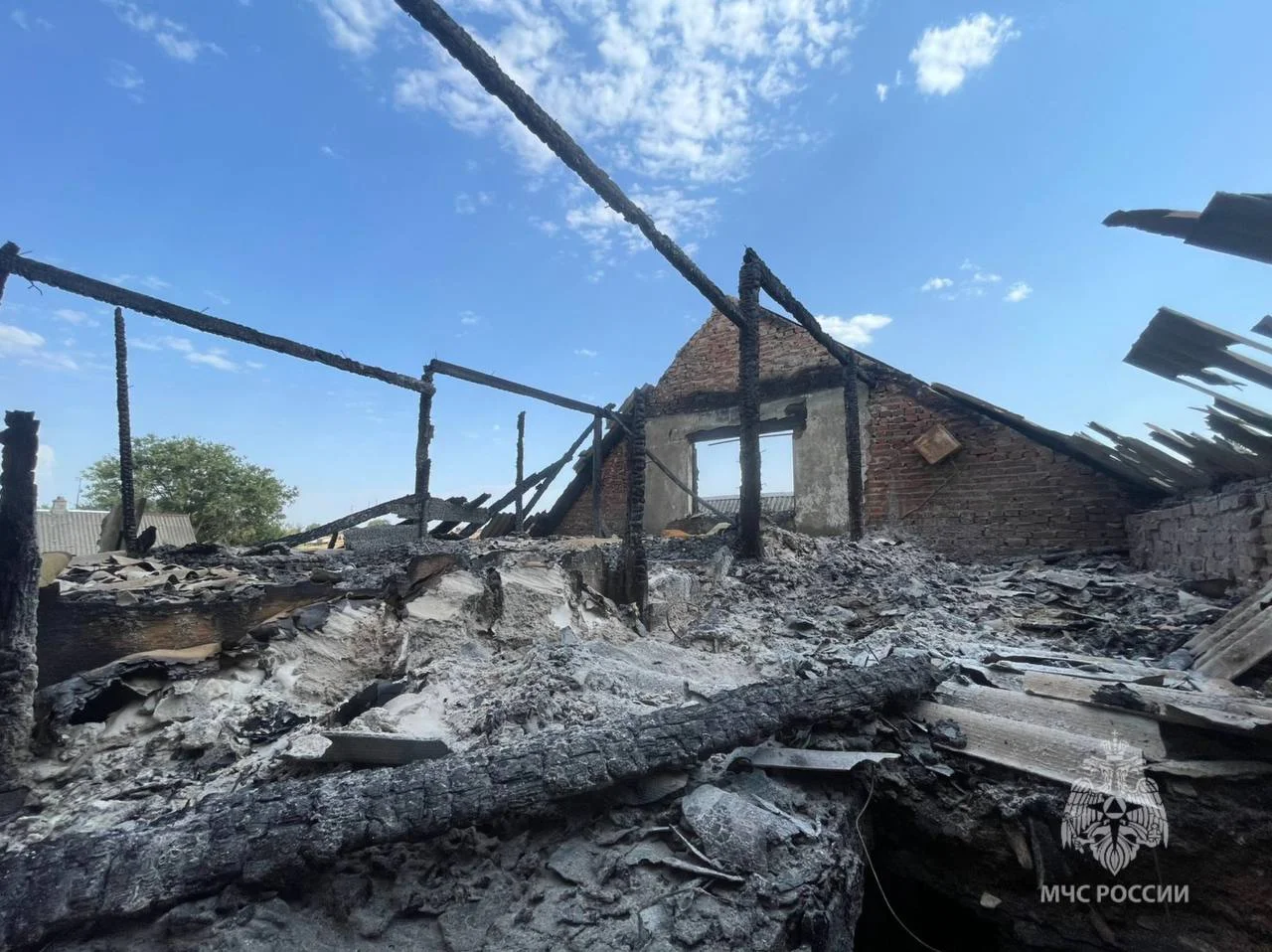 Семейная пара в Ростовской области чудом избежала гибели в ночном пожаре