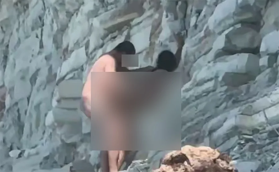Секс в разных позах устроила на глазах очевидцев пара на пляже в Геленджике