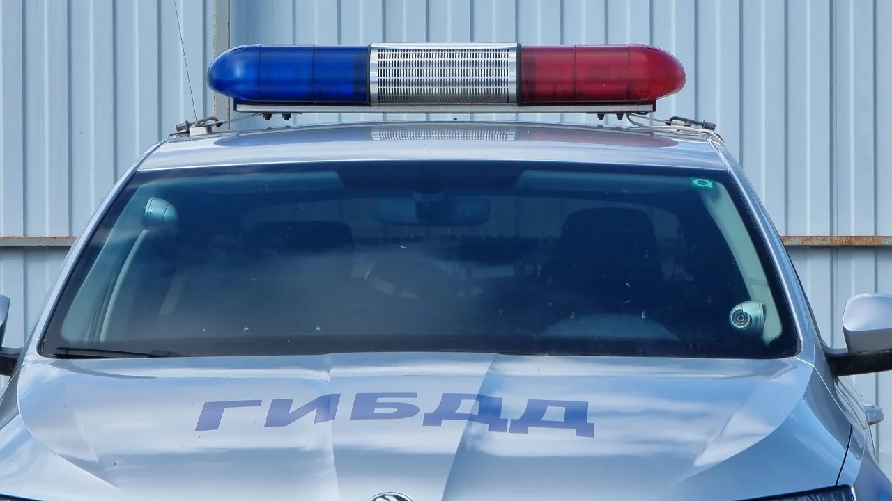 В Батайске водитель протаранил припаркованную машину и скрылся