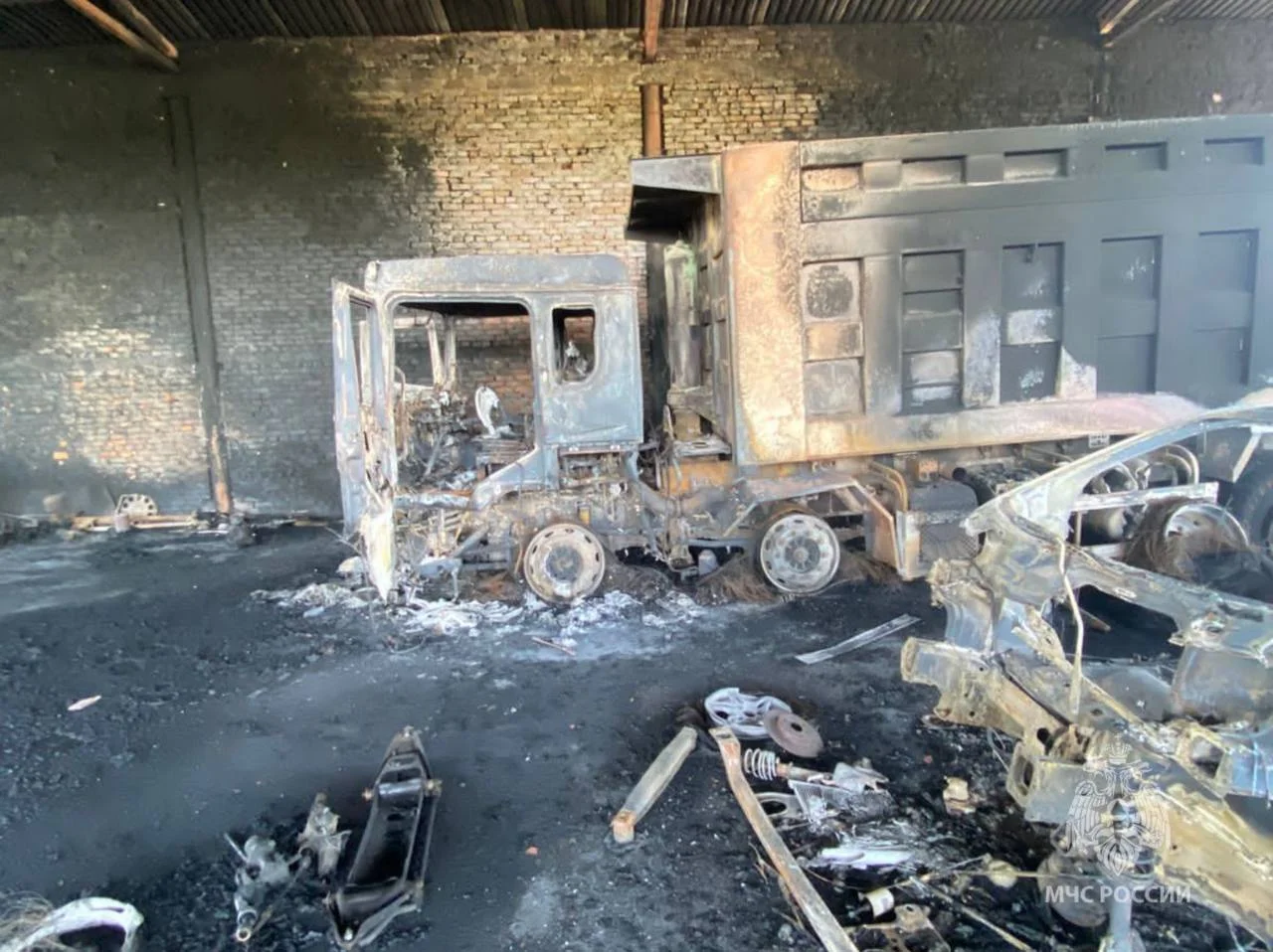 Пожар в автосервисе Гуково унес жизнь мужчины и уничтожил шесть автомобилей