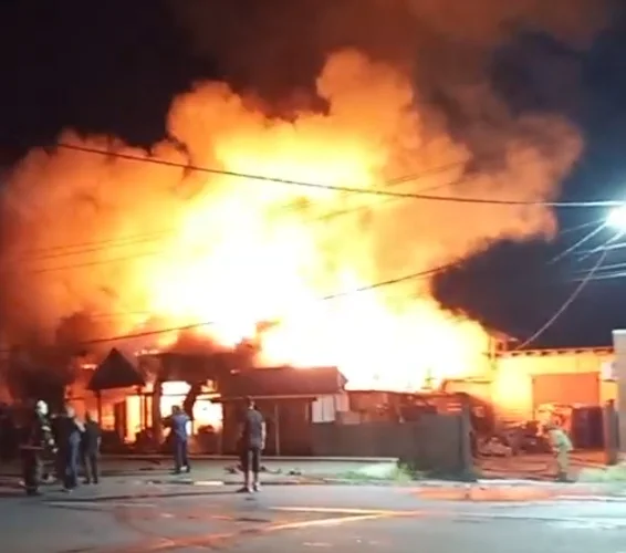 В Красном Сулине ликвидировали крупный пожар в городском кафе