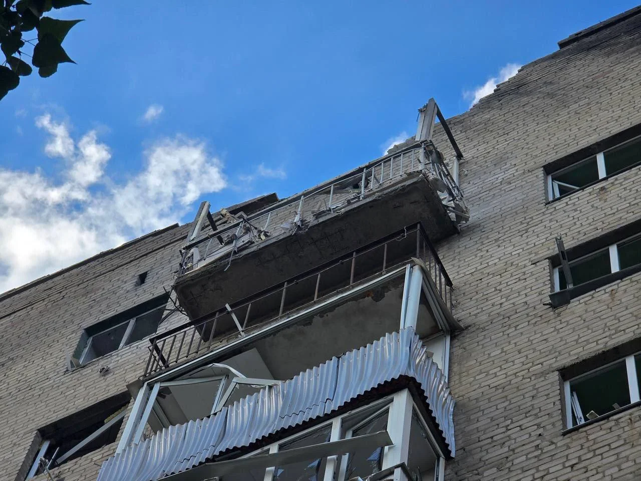 20 зданий и автомобили пострадали в Ростове после атаки днем 14 августа