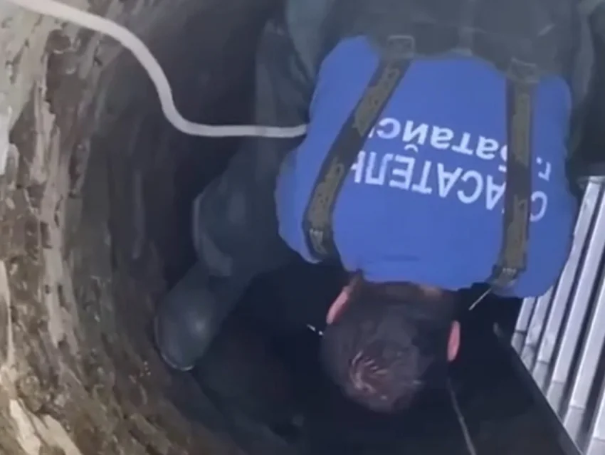 В Батайске спасли собаку, провалившуюся в глубокий колодец