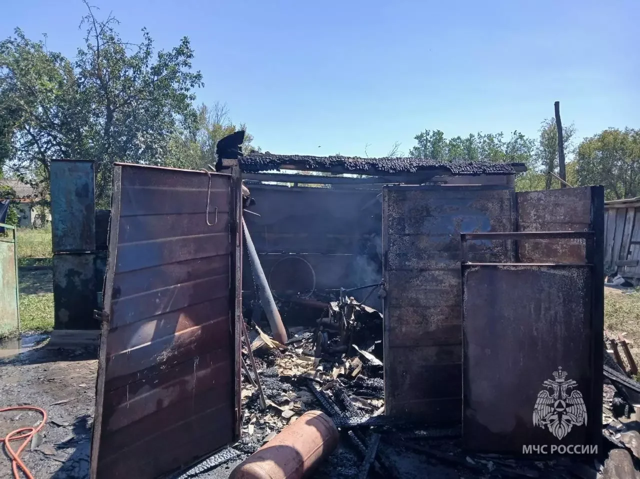 Молодой дончанин получил ожог ноги, подожигая баллон с горючей жидкостью