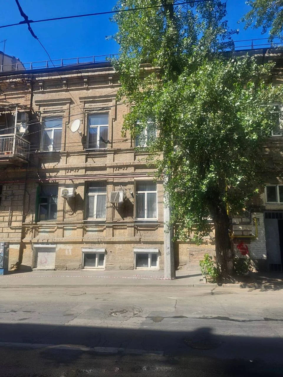 Появились кадры ликвидации последствий удара беспилотника в Ростове