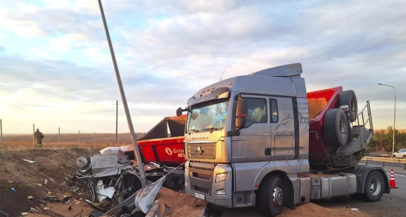 На трассе М-4 «Дон» под Ростовом грузовик протаранил три эвакуатора, погиб человек