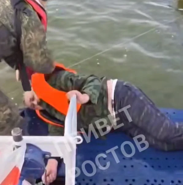 В Таганрогском заливе пограничники спасли рыбака, выпавшего за борт лодки