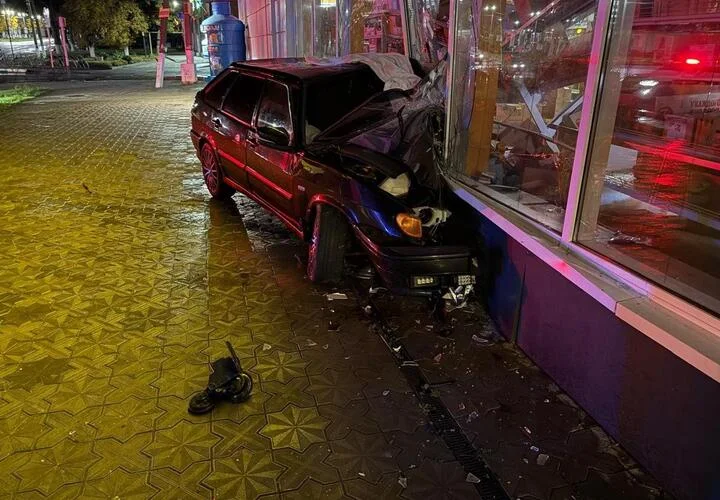 Первый «покупатель» в четыре утра: в Гулькевичи ВАЗ пробил витрину супермаркета