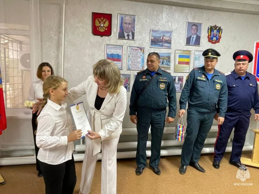 Юную героиню наградили за смелость при ликвидации пожара в Каменск-Шахтинске