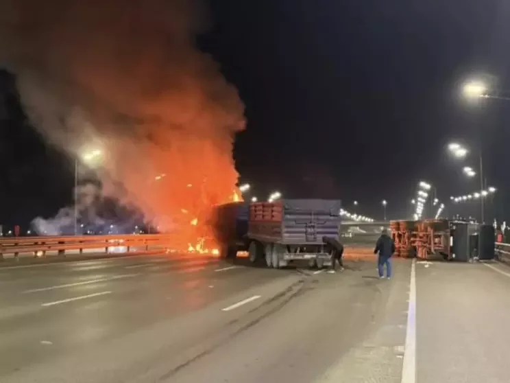 Под Батайском в ночь на 30 октября столкнулись две фуры, одна загорелась