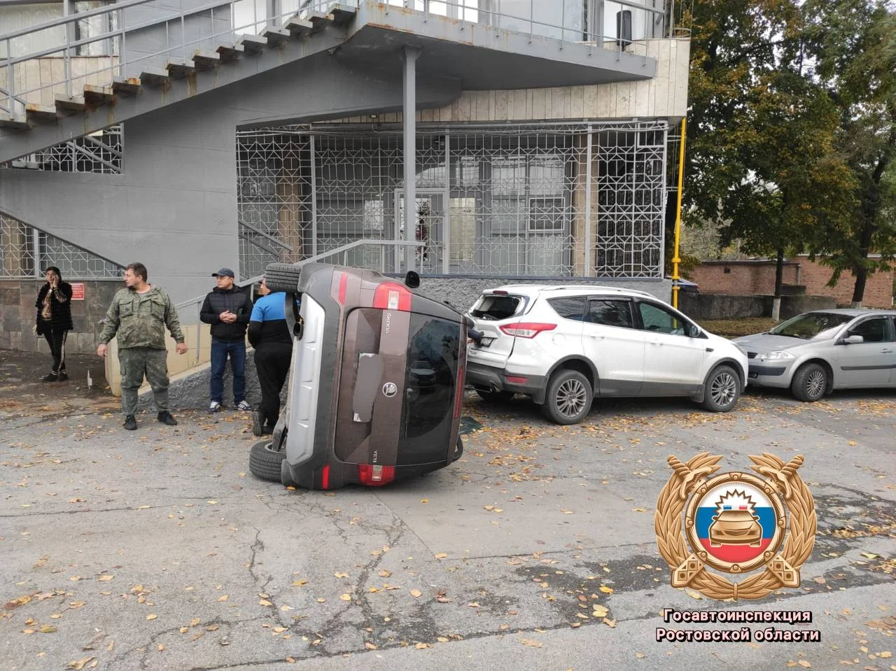 На проспекте Шолохова в Ростове перевернулась иномарка: пострадала водитель