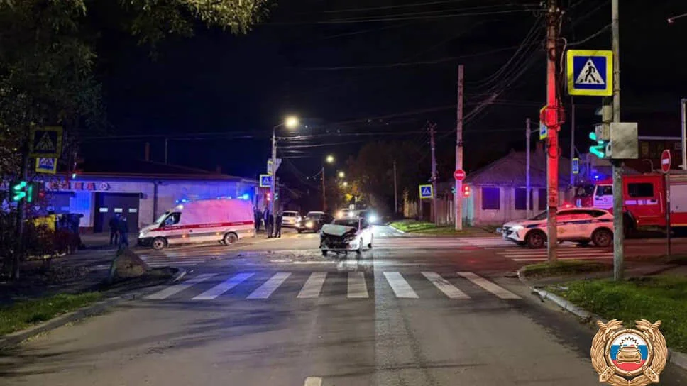 В Ростове три человека получили травмы в аварии с участием скорой помощи