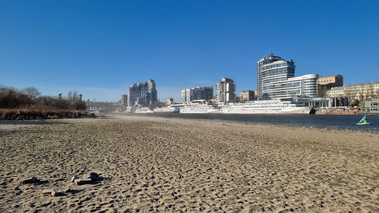 На видео сняли опасный сгон воды в реке Дон в Ростове