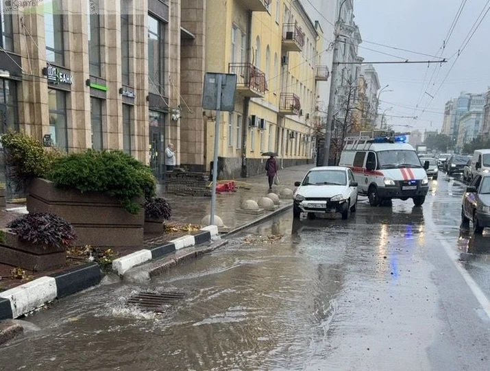 В Ростове провели очистку ливневок и водоотводов