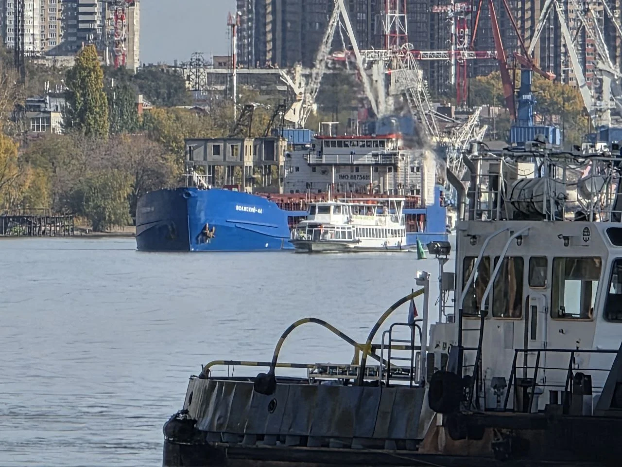 Баржа загрязнила Семикаракорский затон в Ростовской области мазутом