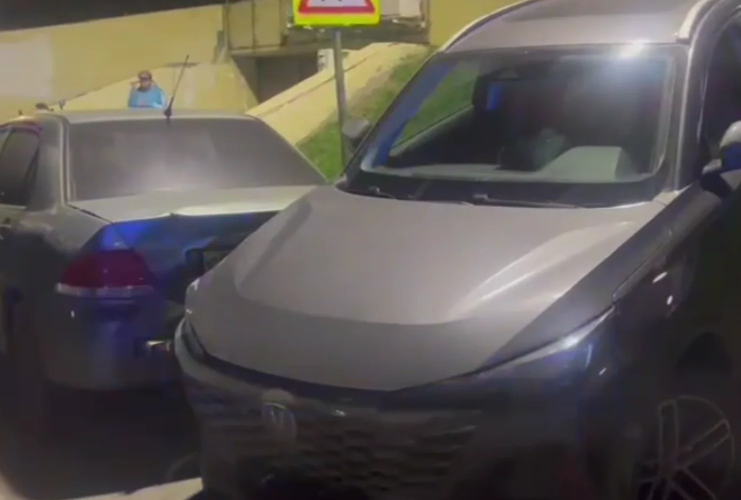 В Ростове водитель Mercedes протаранил два автомобиля на Королёва и сбежал