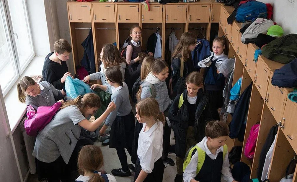 Школьники в Ростове кричали и пытались выбраться из давки возле раздевалки в школе