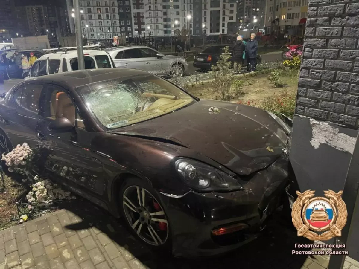 В Ростове водитель «Порше Панамера» врезался в припаркованную «Ладу Ларгус»